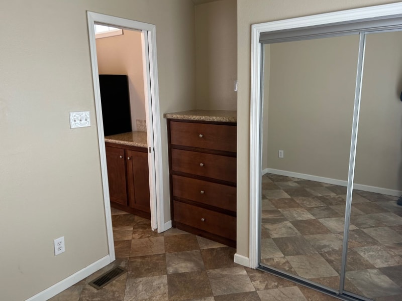 Building Photo - 2211 Ashberry Ave