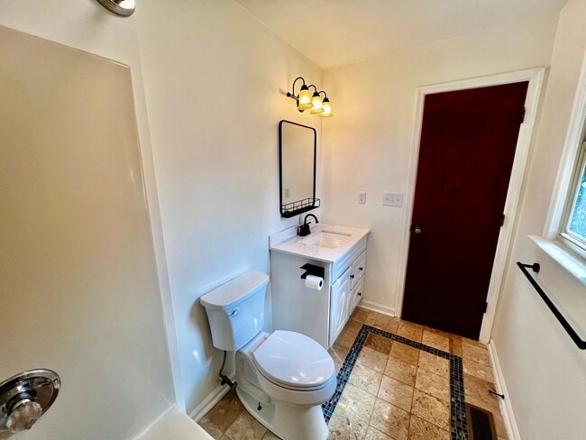 Building Photo - 4 bedroom ranch in the desirable Bellamy W...
