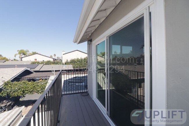 Building Photo - 2 bed 2 bath Remodeled Duplex