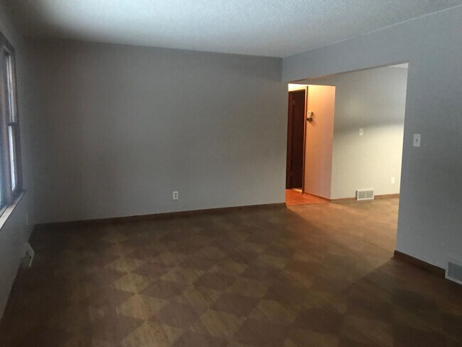 Building Photo - 3 Bedroom, 1.5 Bath - Single Family home in Baxter