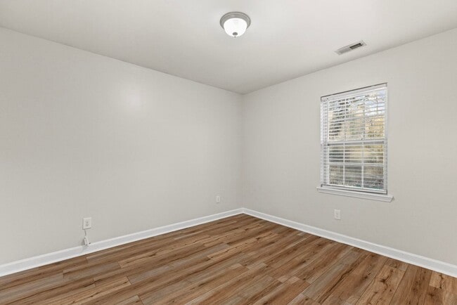 Building Photo - Available now in Sneads Ferry, NC! Close to base