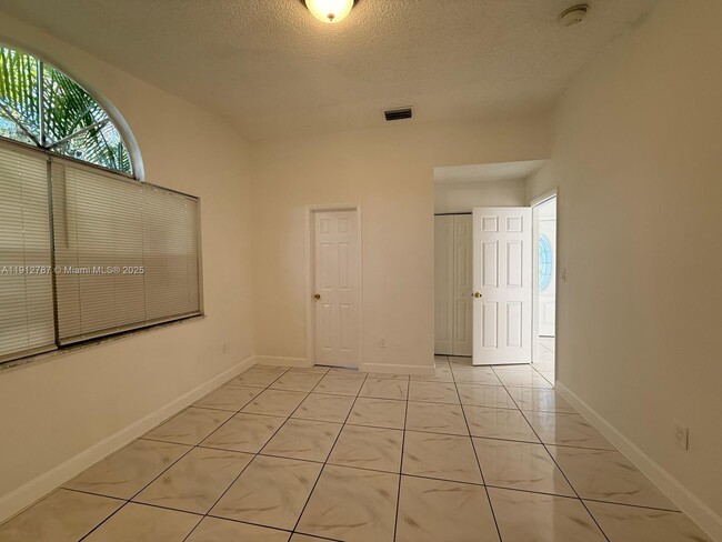 Building Photo - 3321 Ivy Way