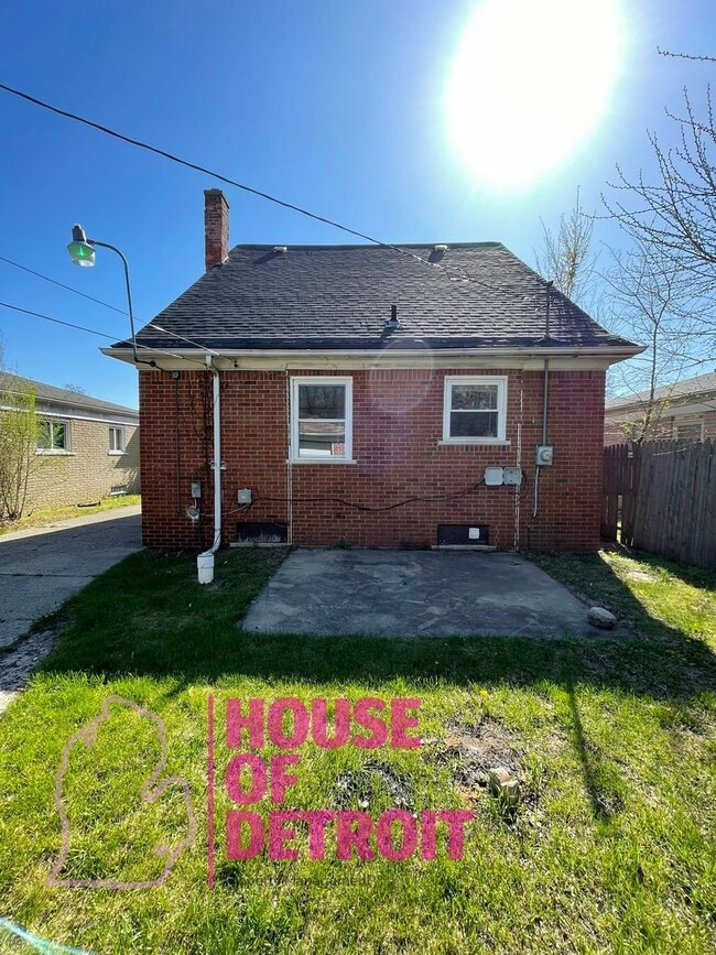 Building Photo - 3 BED 1 BATH | FREE PRE SCREEN | OVER 1200...