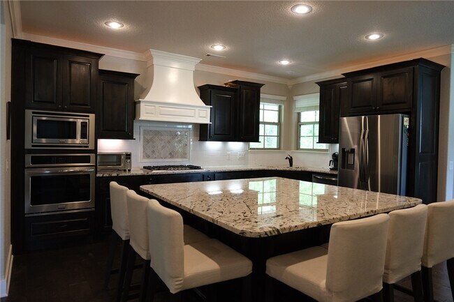 Building Photo - 2200 NW Small Oaks St