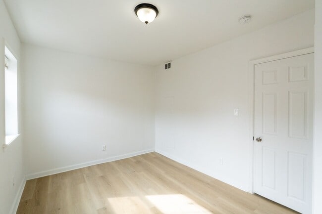 Building Photo - Newly rehabbed with central air