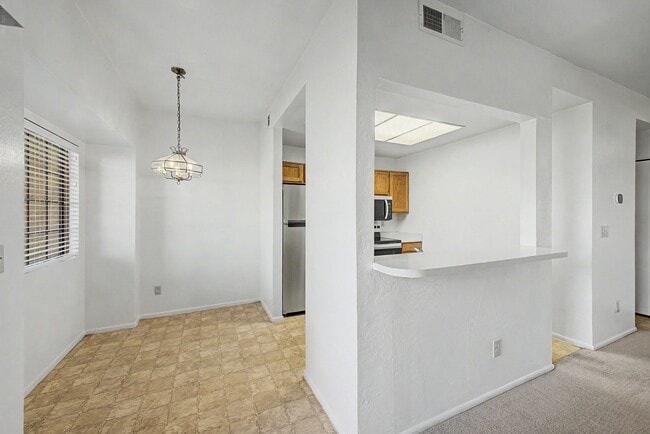 Building Photo - 930 N Mesa Dr
