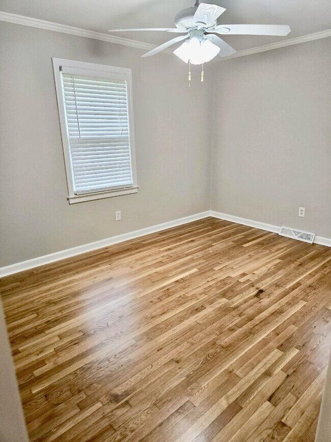 Building Photo - Charming ranch style home