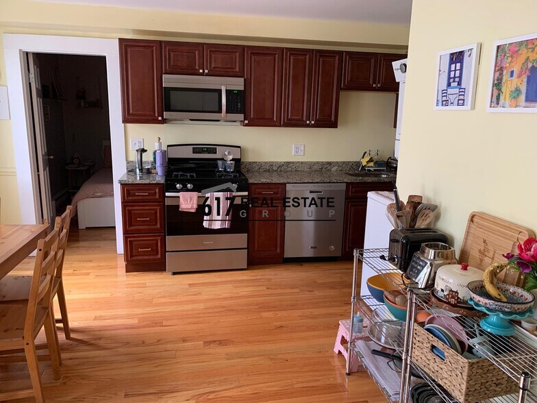 Building Photo - 14 Holmes St