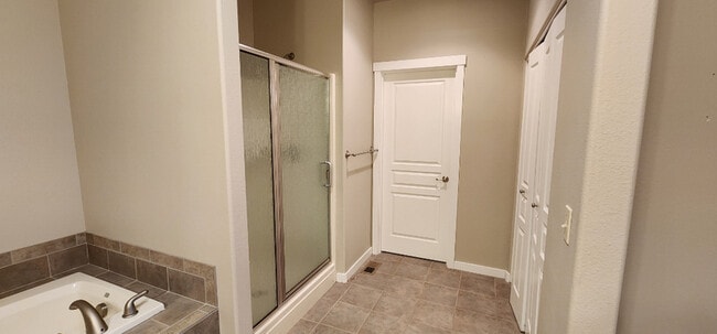 Building Photo - 1445 Highland Vw