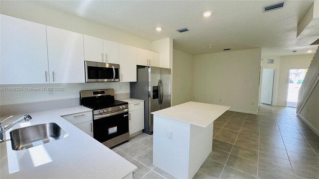 Building Photo - 2632 SE 27th Dr