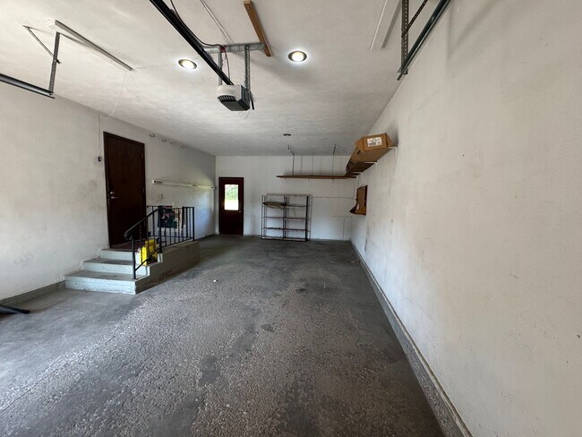 Building Photo - 3 bedroom 2 bath home with a bonus room in Davenport