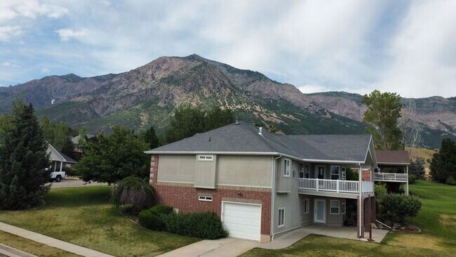 Building Photo - 5 bdrm 3bth Home 3 Car Garage Some utilities included