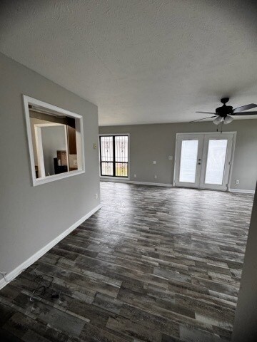 Building Photo - 6885 Kingsgate Dr