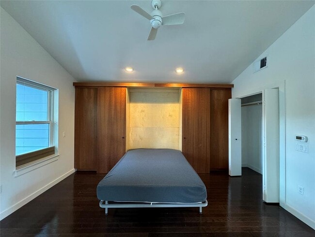 Building Photo - 1208 E 2nd St