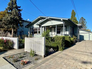 Building Photo - Updated Bungalow located in Downtown Redwood City & 15 miles from SF International Airport