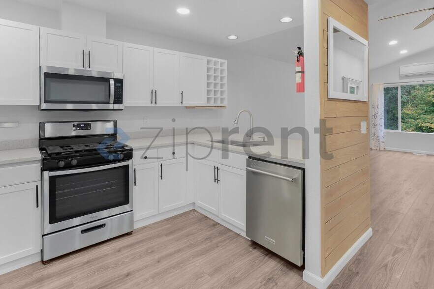 Building Photo - Unit