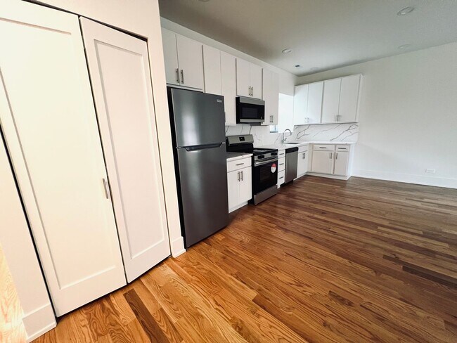 Building Photo - New Renovation 2 BR/2 BA right by the lake!