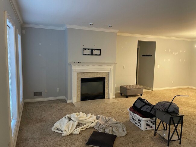 Building Photo - 2 master suites with walkin closets, singl...