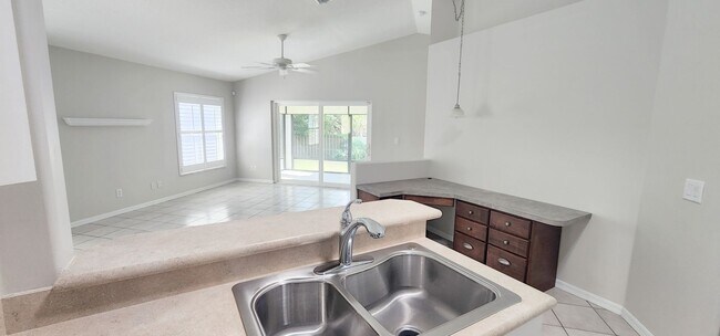 Building Photo - BEAUTIFUL 2/2 IN CATALINA OAKS- VERO BEACH