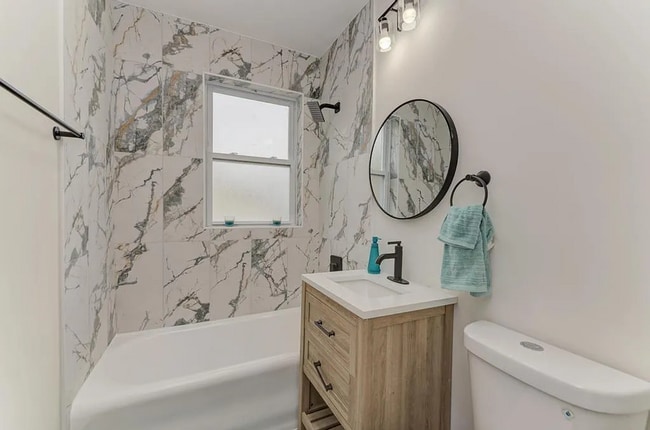 Building Photo - Portage Park 4 bed, 2.5 bath classic!