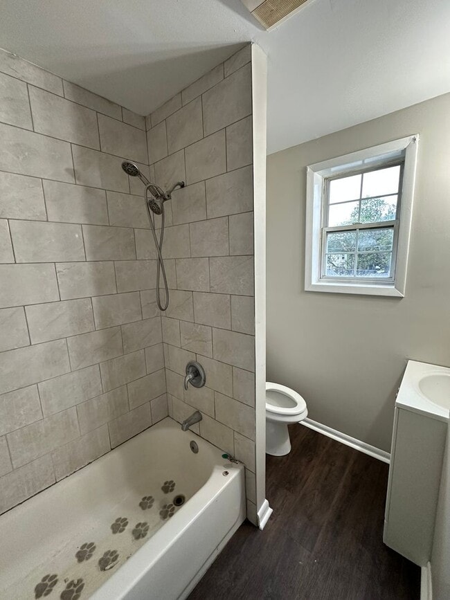 Building Photo - 3 Bed, 1 Bath Townhome