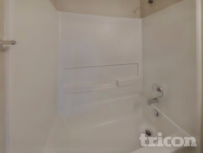 Building Photo - 175 Cascade Dr