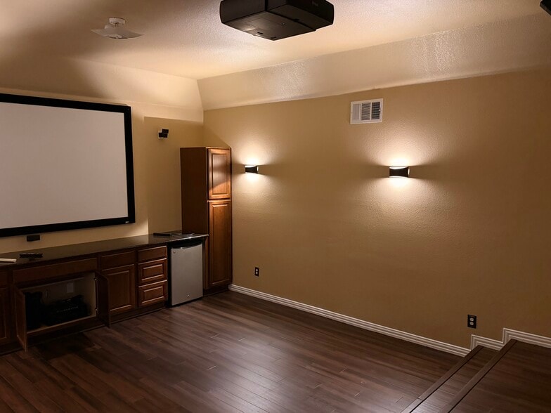 Building Photo - 10133 Sanden Dr