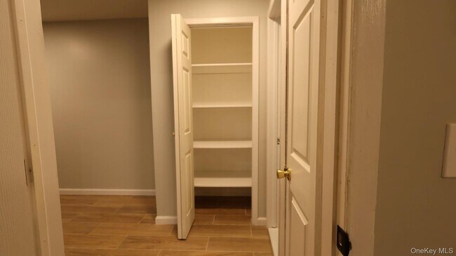 Building Photo - 422 Fox Run Ln