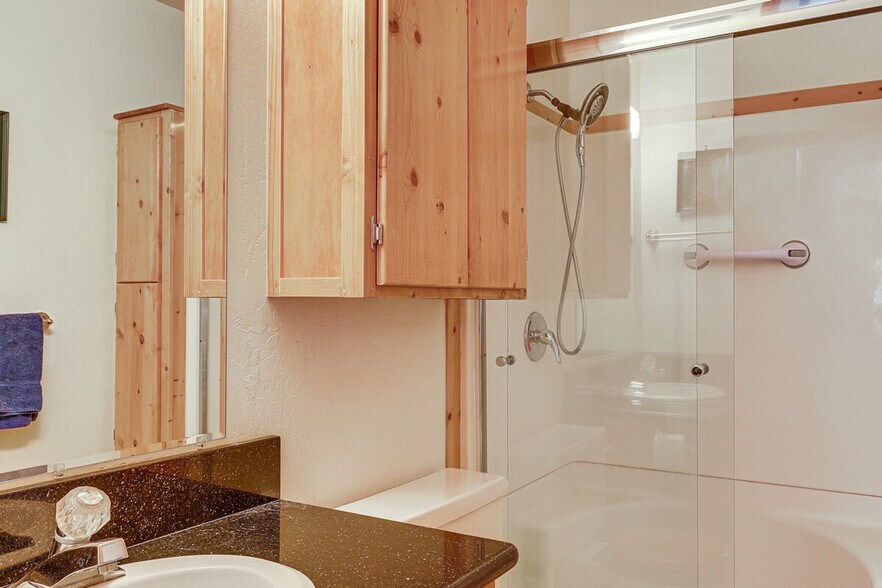 Building Photo - 320 Rim Dr