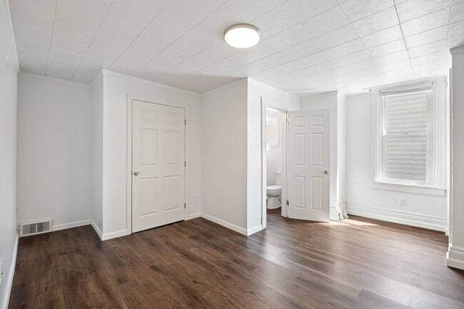 Building Photo - Totally Updated 3 bed, 3 bath, AMAZING loc...