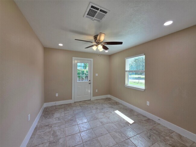 Building Photo - 2306 19th Ave N