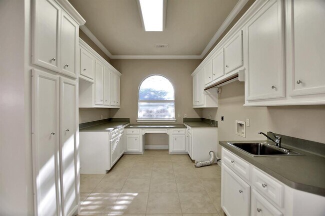 Building Photo - 6615 Butler Oaks Ct