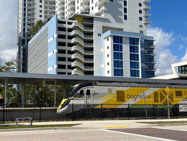 Building Photo - 630 S Sapodilla Ave