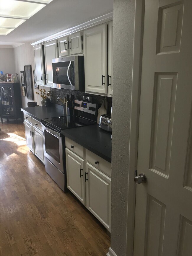 Building Photo - HUGE & ADORABLE 5BR/3.5BA in heart of Willow Creek 2! Available 7/15/26