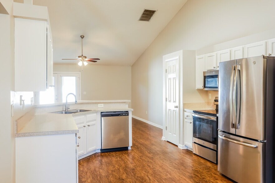 Building Photo - 1563 Bay Harbor Dr