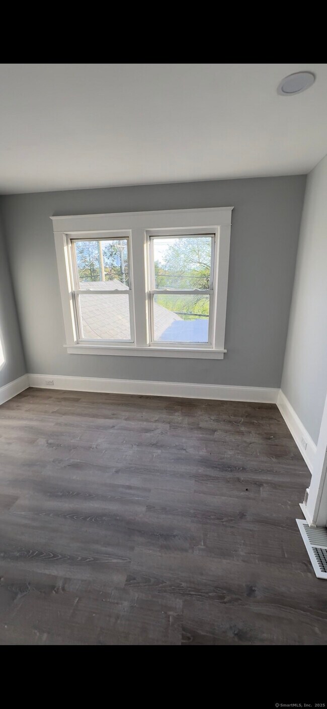 Building Photo - 95 New Canaan Ave