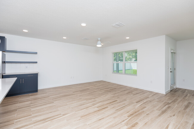 Building Photo - 10 Fairchild Ln
