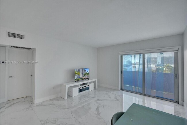 Building Photo - 400 Kings Point Dr