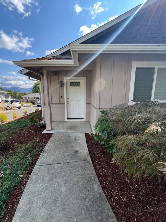 Building Photo - 2BD/2BATH - BEAUTIFUL NORTHWEST HOME W/2 C...