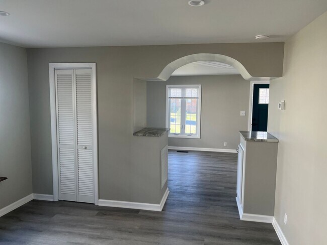 Building Photo - Updated 2 bedroom, 1 bath in Bristol VA