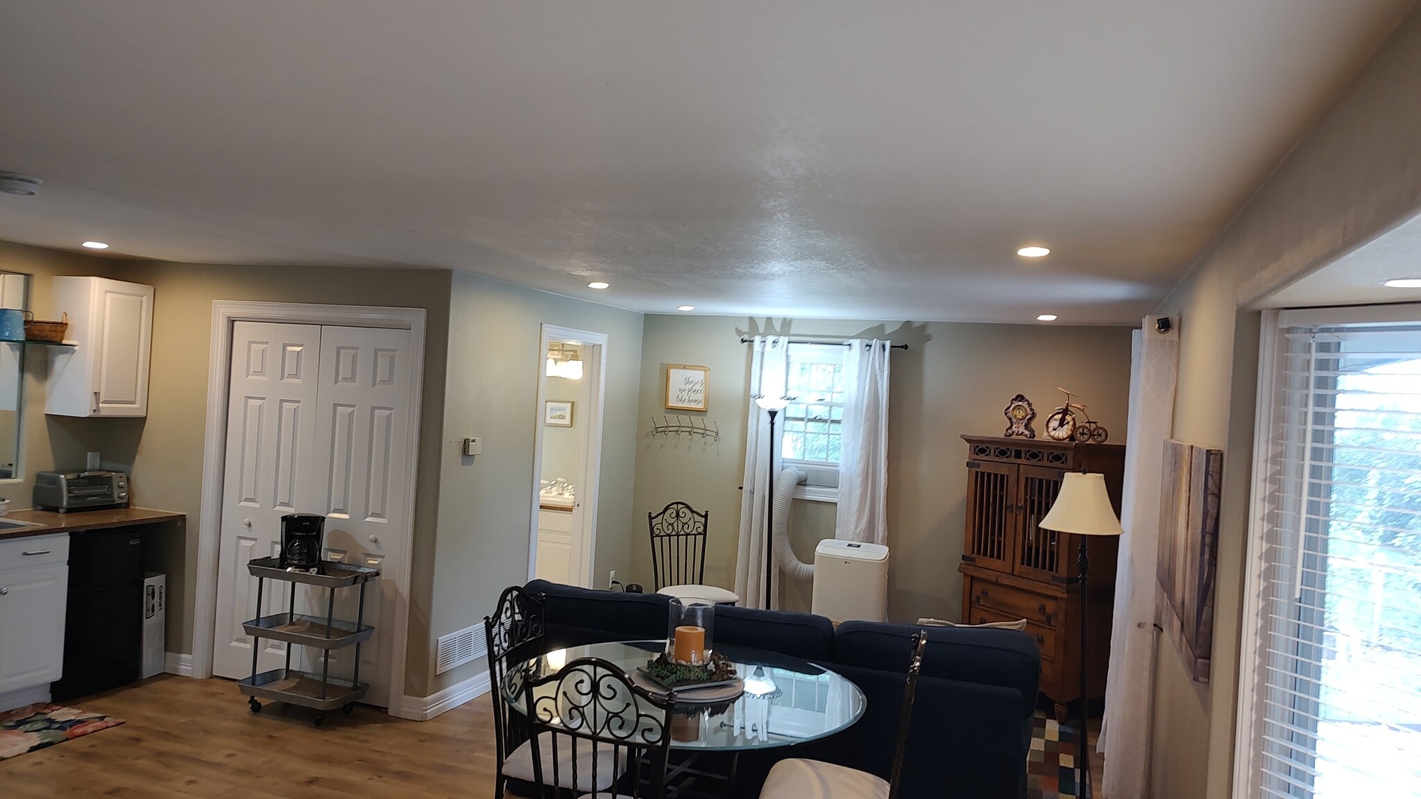 seating area - 2900 Valley Oak Dr