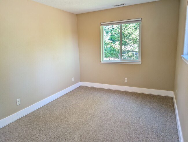 Building Photo - 4 Bed/2.5 Bath Multnomah Village Stunner w...