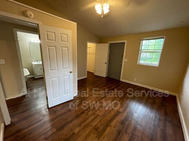 Building Photo - 1440 E McDaniel St