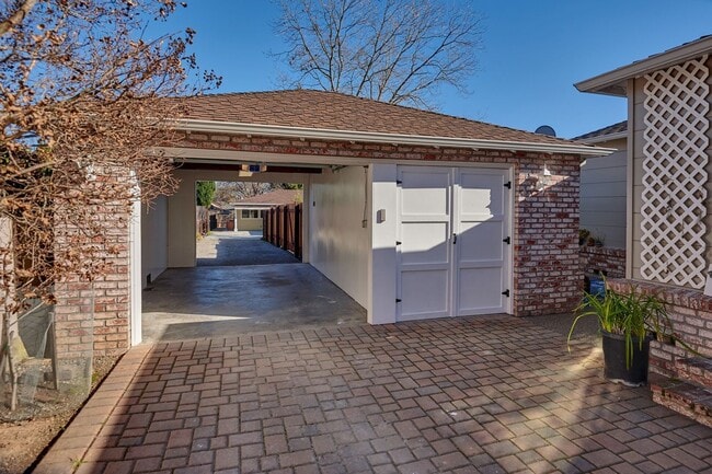 Building Photo - Newer Construction 2 Bedroom 2 Bath Home 2...