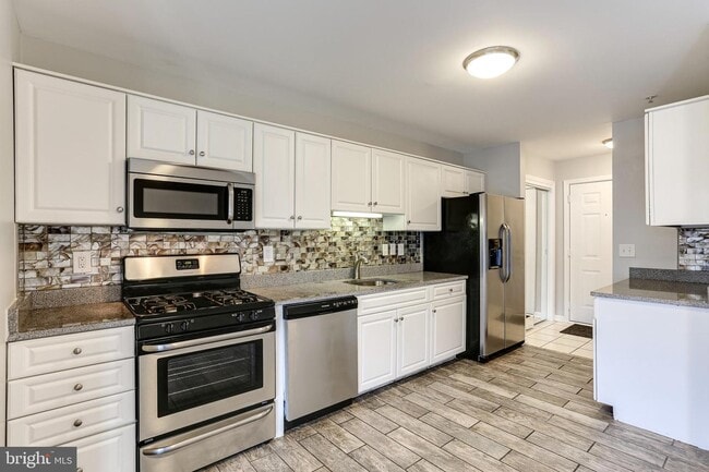 Building Photo - 31 Lambourne Rd