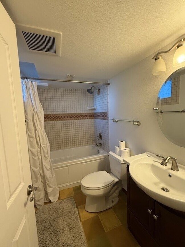 Building Photo - Beautiful 4 Bedroom Home
