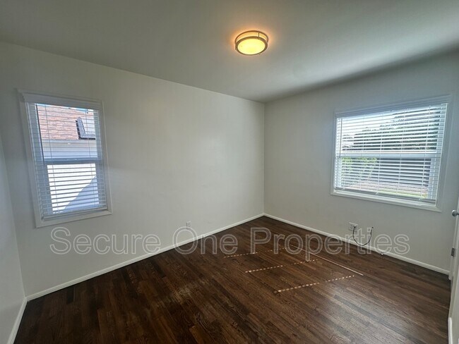 Building Photo - 5904 Jamieson Ave