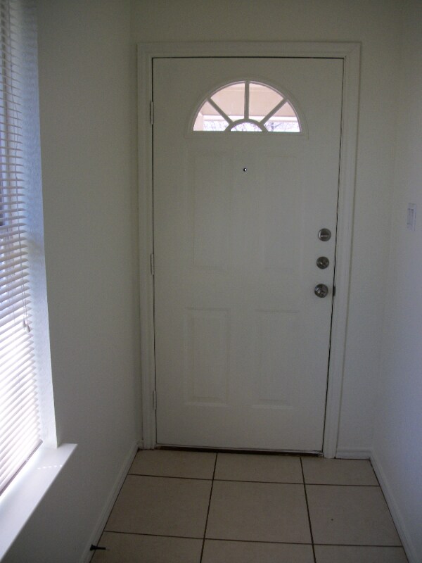 Building Photo - 715 N Pecan St