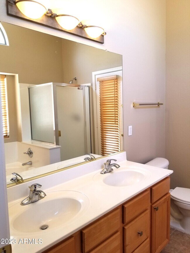 Building Photo - 712 E Marigold Pl