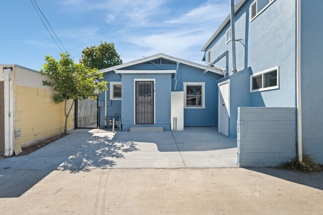 Building Photo - 4419–4423 Mississippi St — fully renovated with designer finishes throughout!